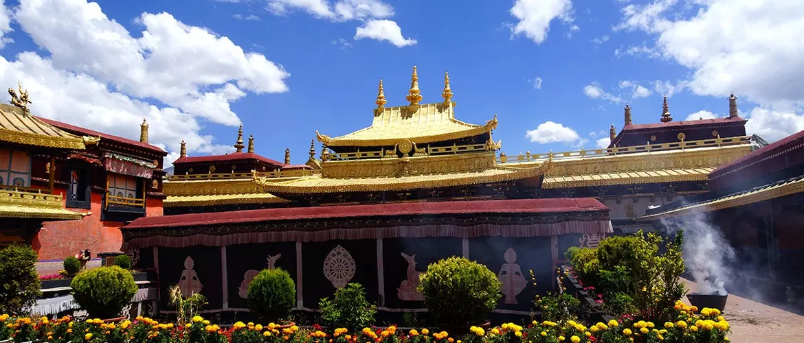 The rooftop of Jokhang Temple