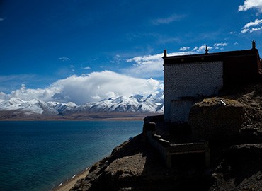 Perched on a 100-meter-high cliff, Gossul Monastery lies to the west of Manasarovar Lake.