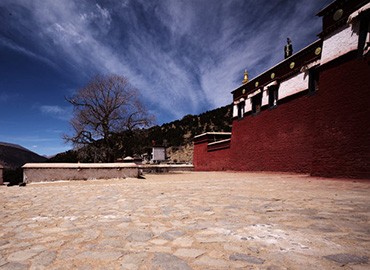 Reting Monastery has a history of more than 900 years.