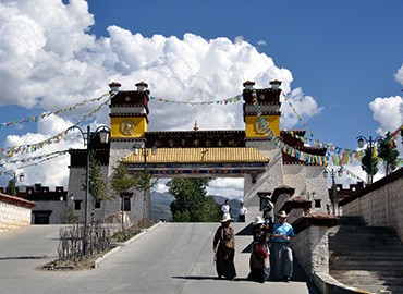 The memorial archway of "Birthplace of Songtsen Gampo"