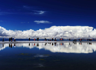 Namtso attracts many tourists from home and abroad with its unique charm.