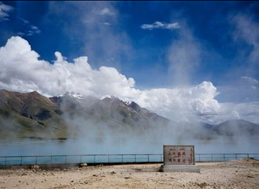 Yampachen hot springs is located in
                                    Dangxiong county, 90 kilometers away from
                                    Lhasa.