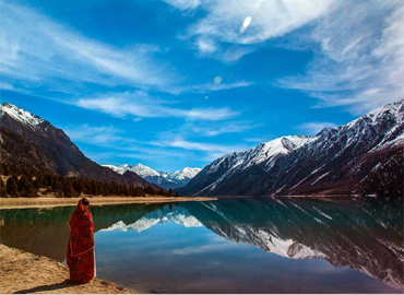 Rawoktso lake likes a mirror to reflect  mountains.