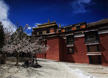 Tashilhunpo Monastery covers an area of nearly 300,000 square meters