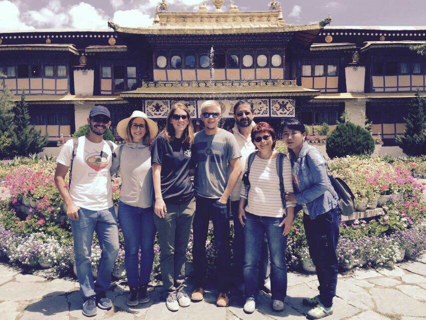 A group of tourists at Norbulingka.