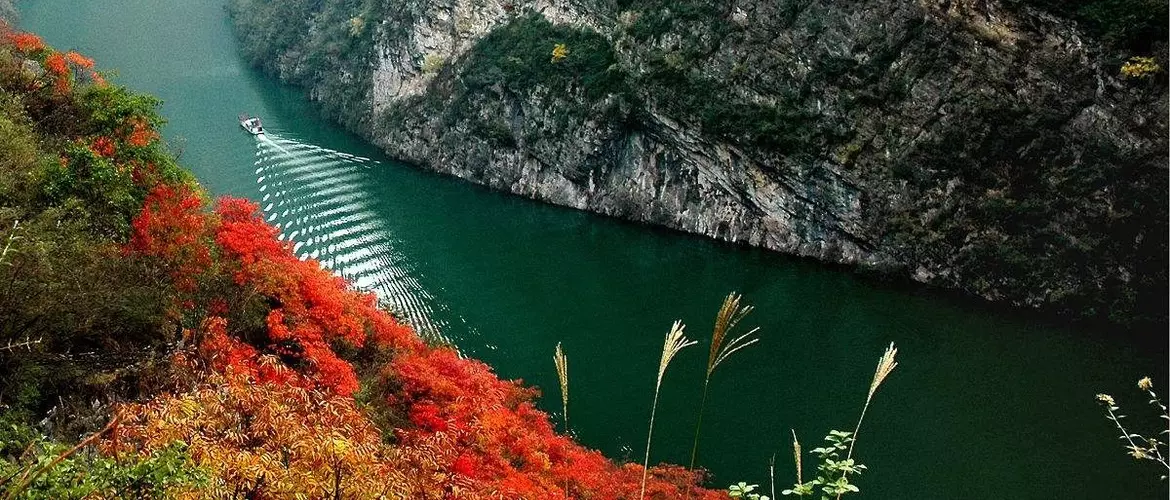 Enjoy the delightful itinerary features the most insightful Yangtze River.
