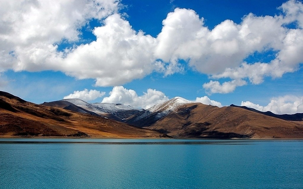 Crystal lakes dotted in Tibet