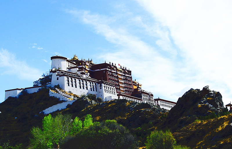  As the winter palace of the Dalai Lama, Potala Palace is an important religious landmark of Tibet.