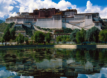 Famous as the “third pole of the world”, Tibet attracts more and more travelers to explore its beauty. 