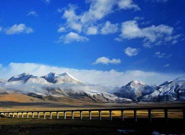 Most people like to take train to enjoy the scenery along Qinghai-Tibet railway.