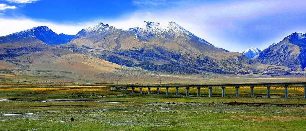 stunning scenery along the Qinghai-Tibet railway