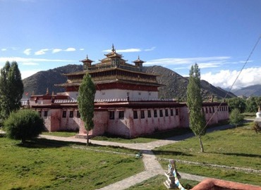 Samye Monastery is a good place for monks to study. If you travel there, you may have a chance to observe the monks‘ study and feel all the ritual and their sincerity.