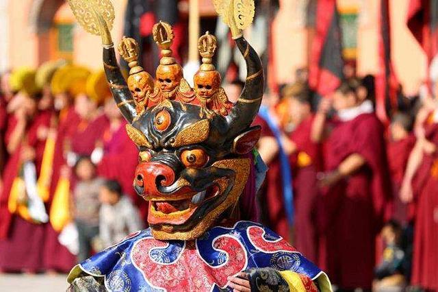 Play Tibetan Operas during Tibetan New Year