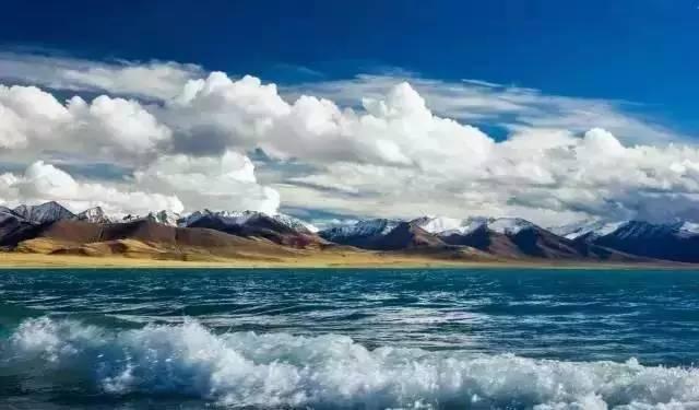 The ices on the surface of Lake Namtso begin to melt in April.