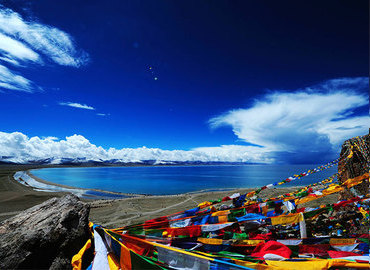 The scenery along the Namtso Lake in June is attractive and charming.