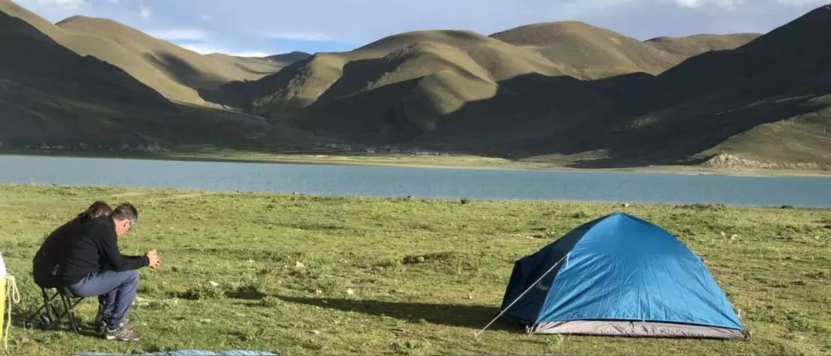 Camp at the lakeside