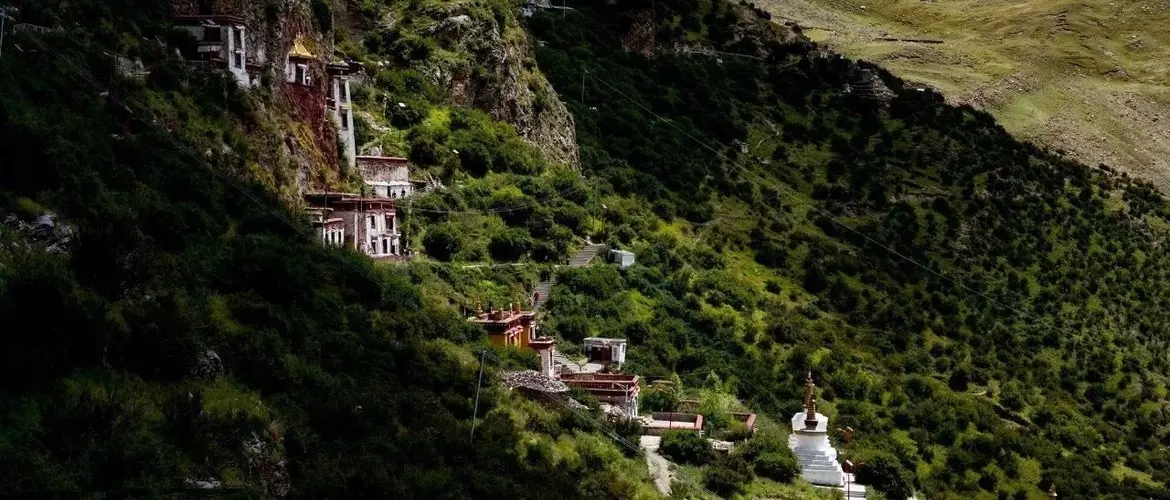 Monasteries on the cliffs - Drak Yerpa.