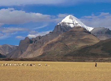 Ngari is a remote region in Tibet but many travelers like to take long journey here to worship the sacred Mt.Kailash.