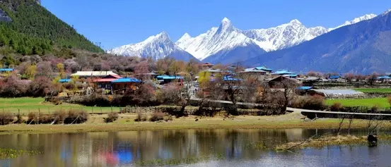 a picture-postcard Tibetan village