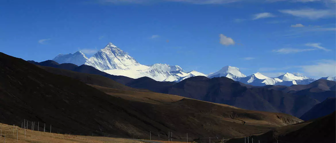 Overlook Mt. Everest on the trekking trail