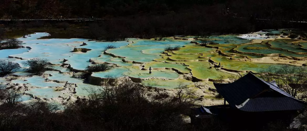Huanglong is called the dream-like Jasper lake.