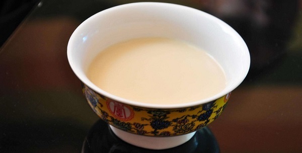 Buttered tea is the favorite drink of Tibetans.