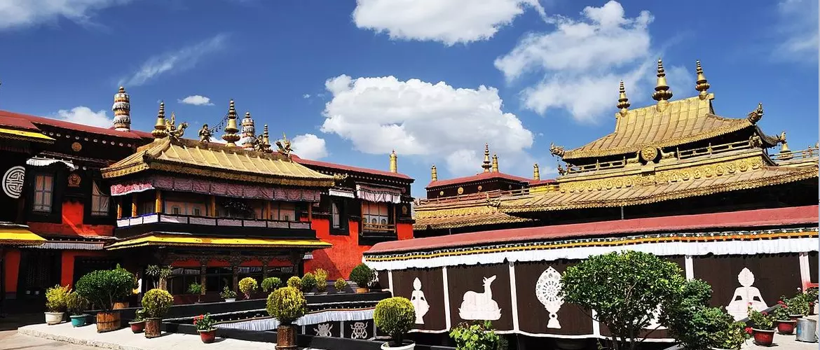 Jokhang Temple is the center of Lhasa old town.