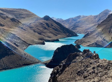 Bathing in the sunshine, Yamdrok lake is displaying its dazzling beauty