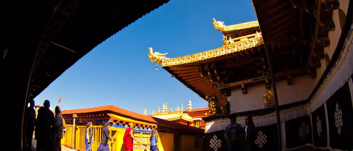 Jokhang Temple is a mixed architectural style of Chinese, Tibetan, Indian and Nepalese.