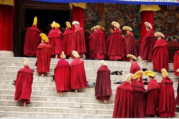 The monks of Gelug sect wear yellow hats.