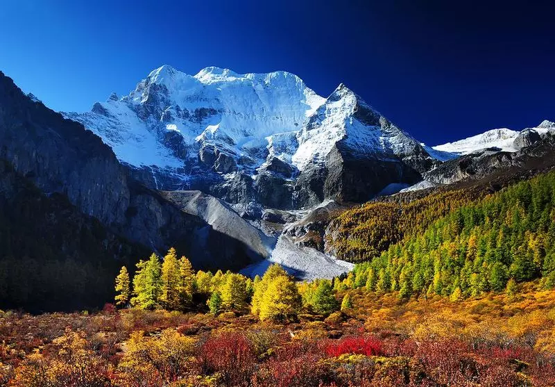 Stunning scenery on Sichuan Tibet highway