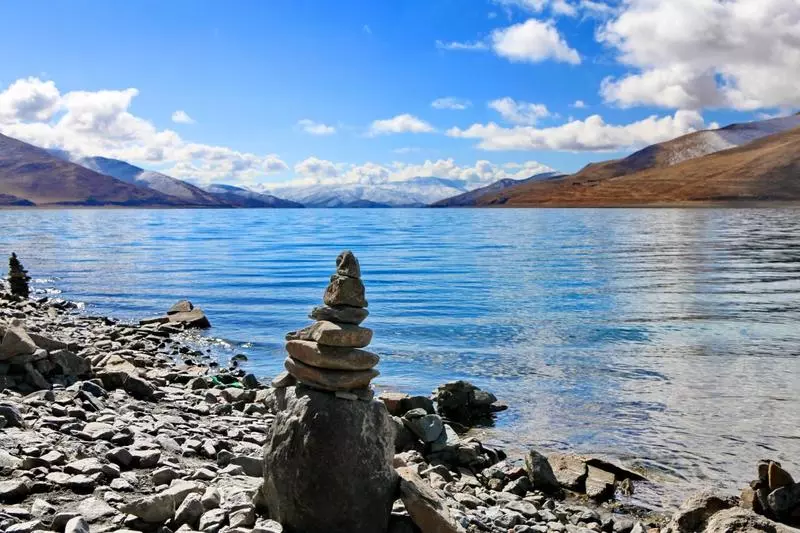 Se dice que Yamdrok son las perlas de los aretes de una diosa.