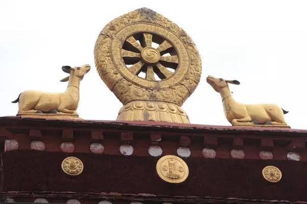 Dharma wheel and deer