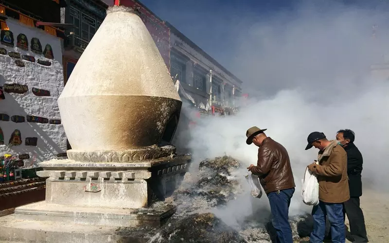 ahuyentar espíritus malignos con fuego y humo