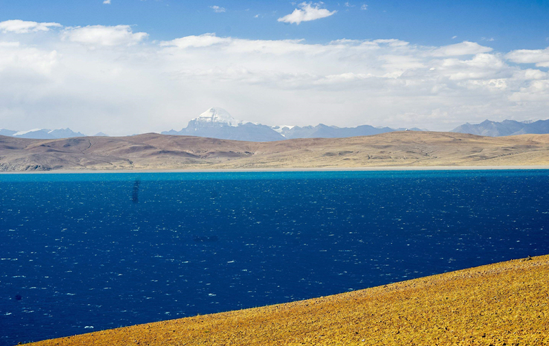 Mount Kailash is close to Mansarovar lake