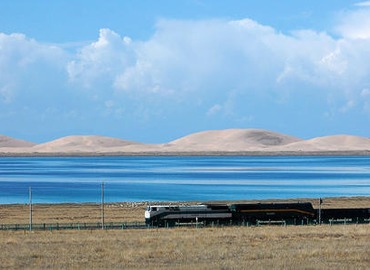 A train running on Qinghai-Tibet rail line.