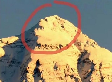 The summit of Everest looks like a lion.