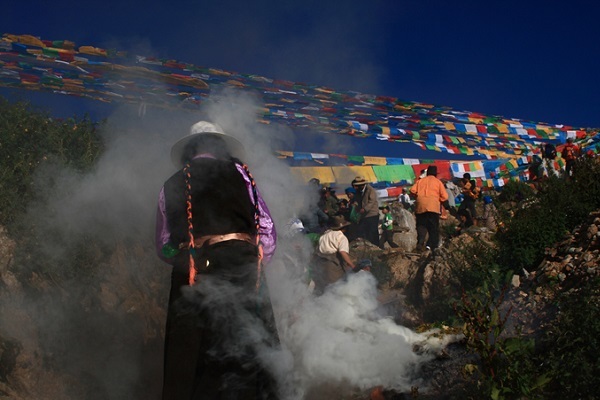 People use the smoke of simmering mulberry to pray for belssing