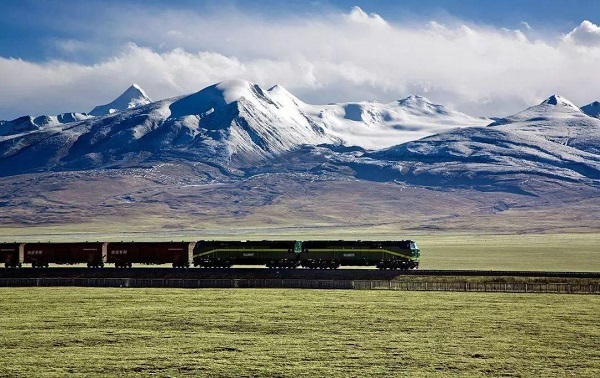 Enjoy the stunning scenery of Qinghai Tibet Railway