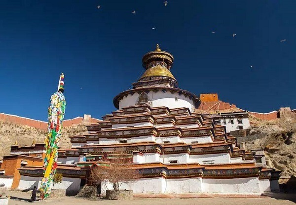The biggest Tibetan Stupa at Pelkor Chode Monastery.