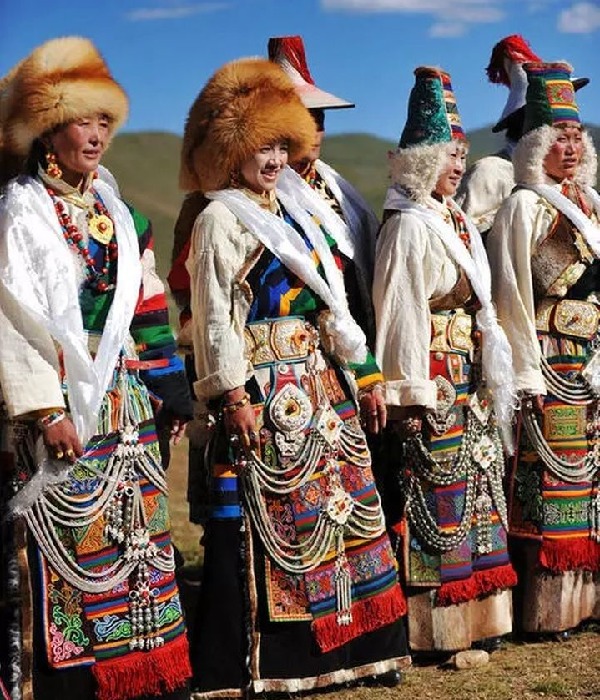 Men in Tibetan traditional dress | Ten Samphel | Flickr