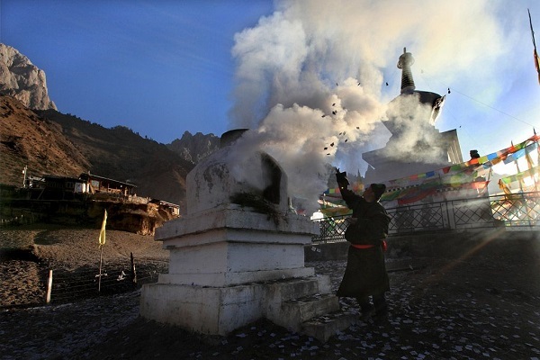Simmering smoke is a popular religious ritual in Tibetans.