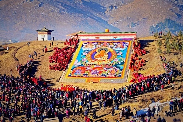 Displaying buddha image