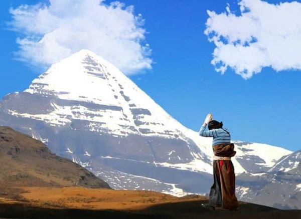 A Tibetan woman is worshipping Mt.Kailash.