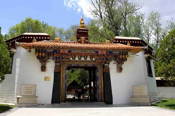 The main entrance of Norbulingka
