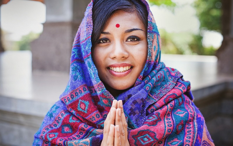 A woman put her palms together.