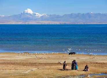 Mount Kailash and Lake Manasarovar are the landmarks of Ngari.