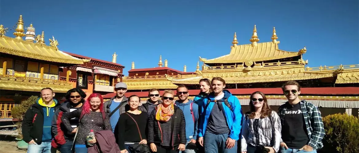 A group of tourists on the roof of Jokhang Temple.