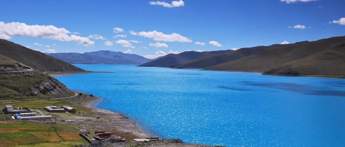Blue Yamdroktso Lake