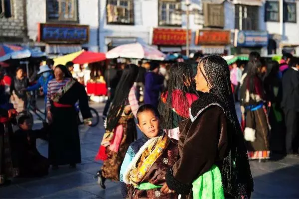 During the Losar festival, Tibetans dress up formally.